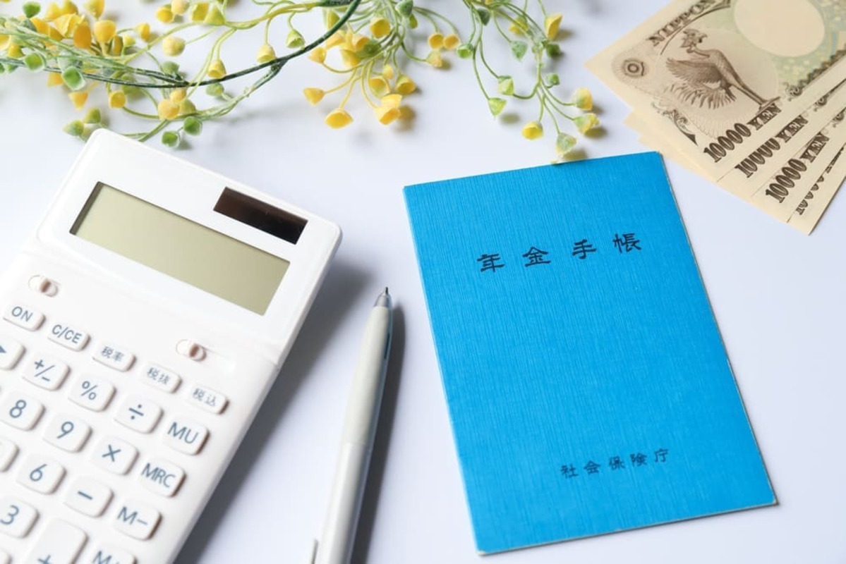年金手帳と計算機