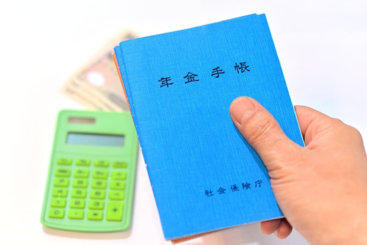 年金手帳を持って計算する人