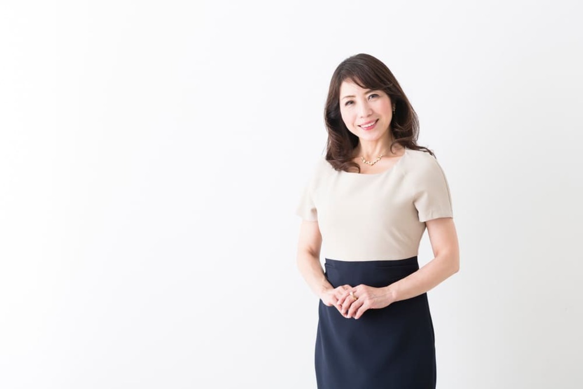結婚式のドレスを説明する女性
