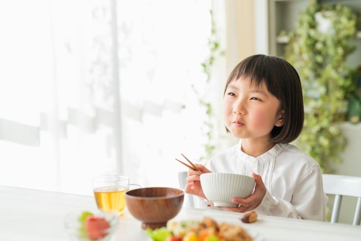 朝食を食べる女の子