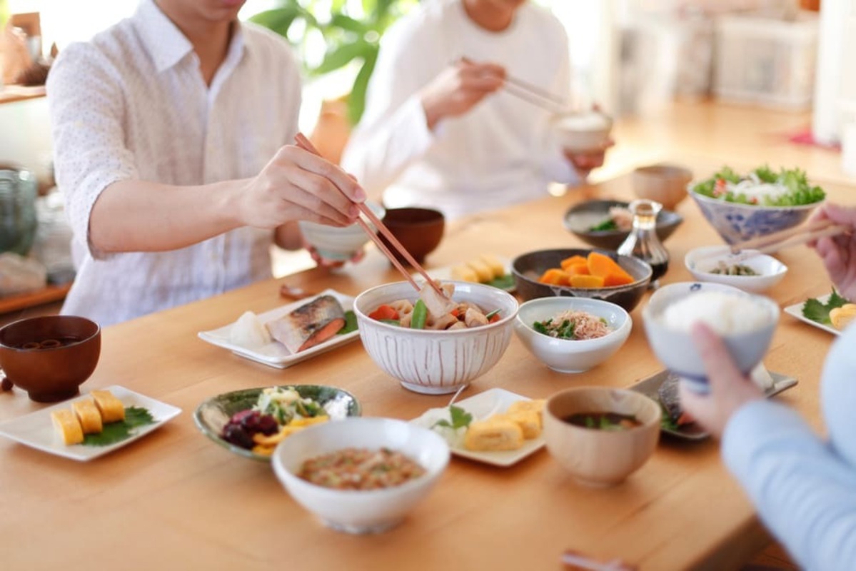 食事をする家族