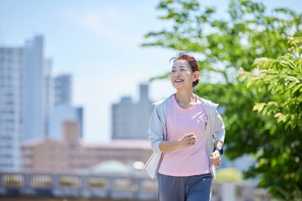 ジョギングをする60代の女性