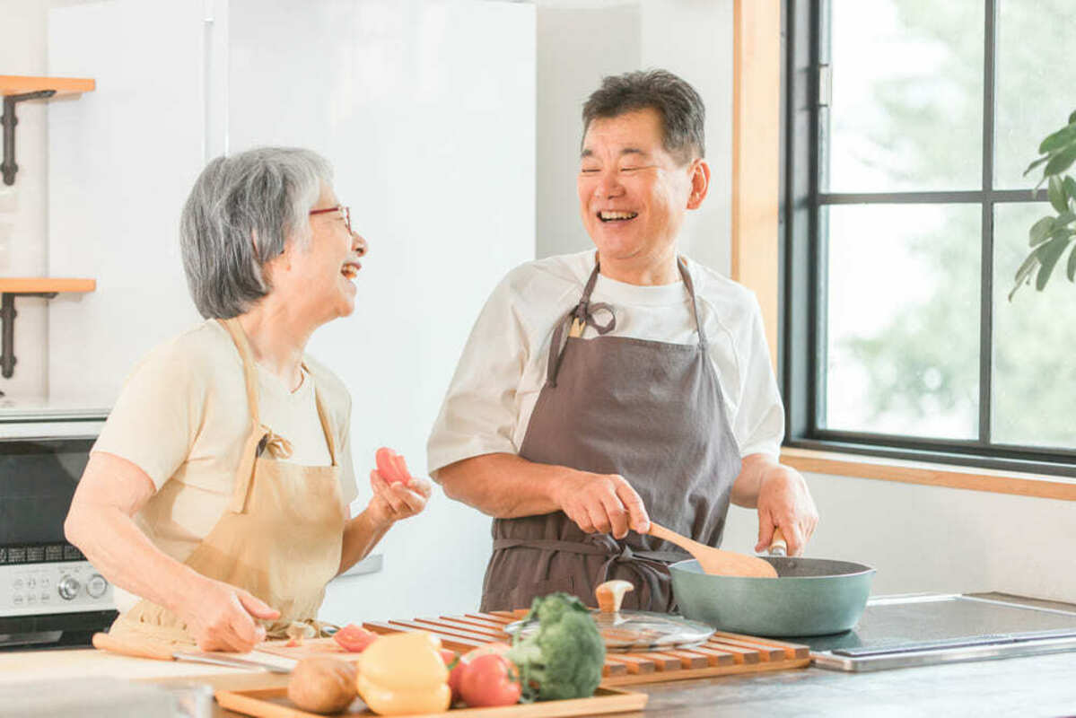 料理を楽しむ夫婦