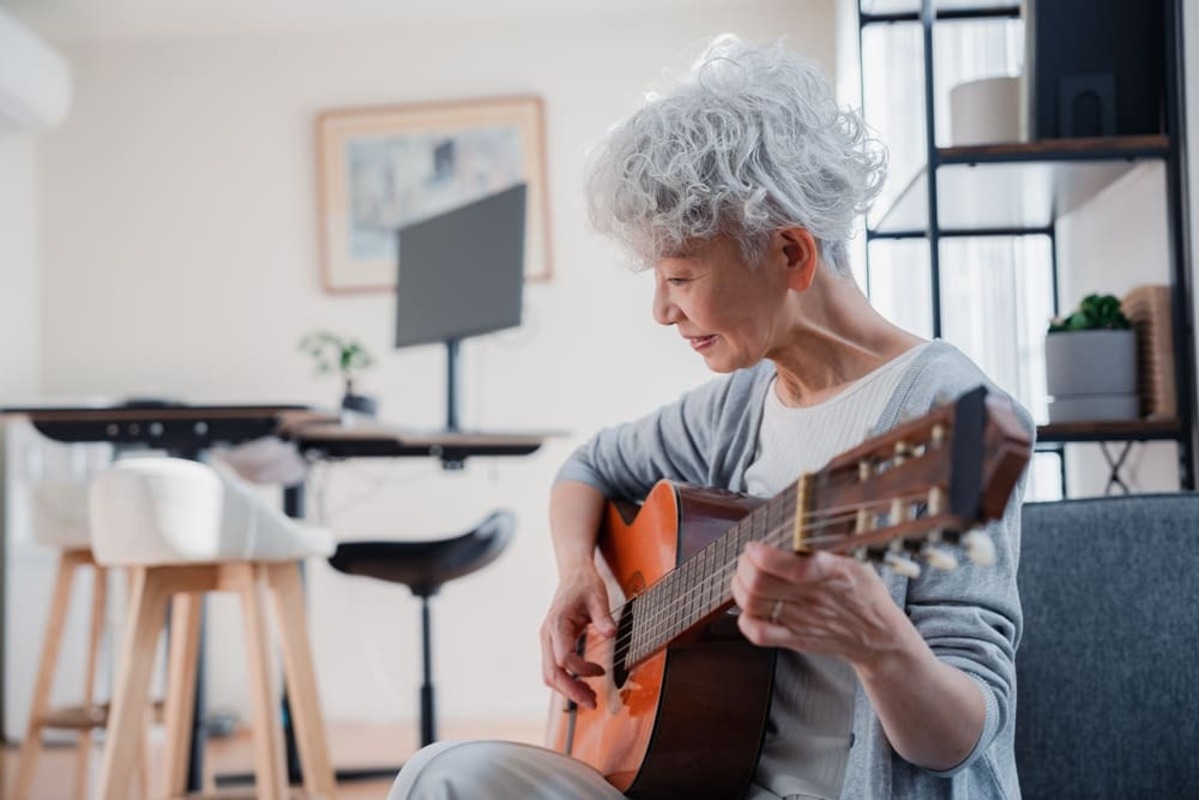 ギターを演奏する60代の女性