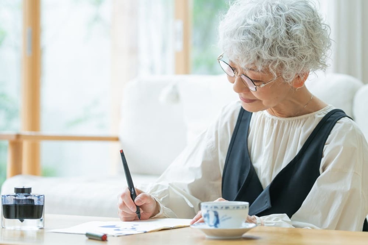やりたいことリストを作成する60歳の女性
