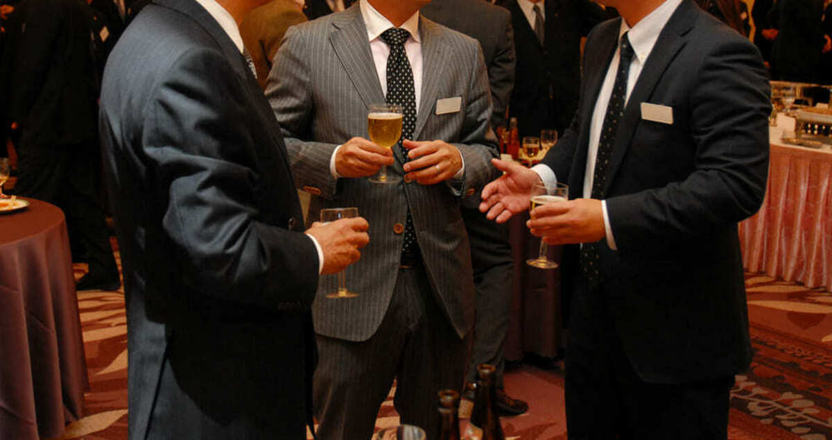 同窓会に参加した50代の男性