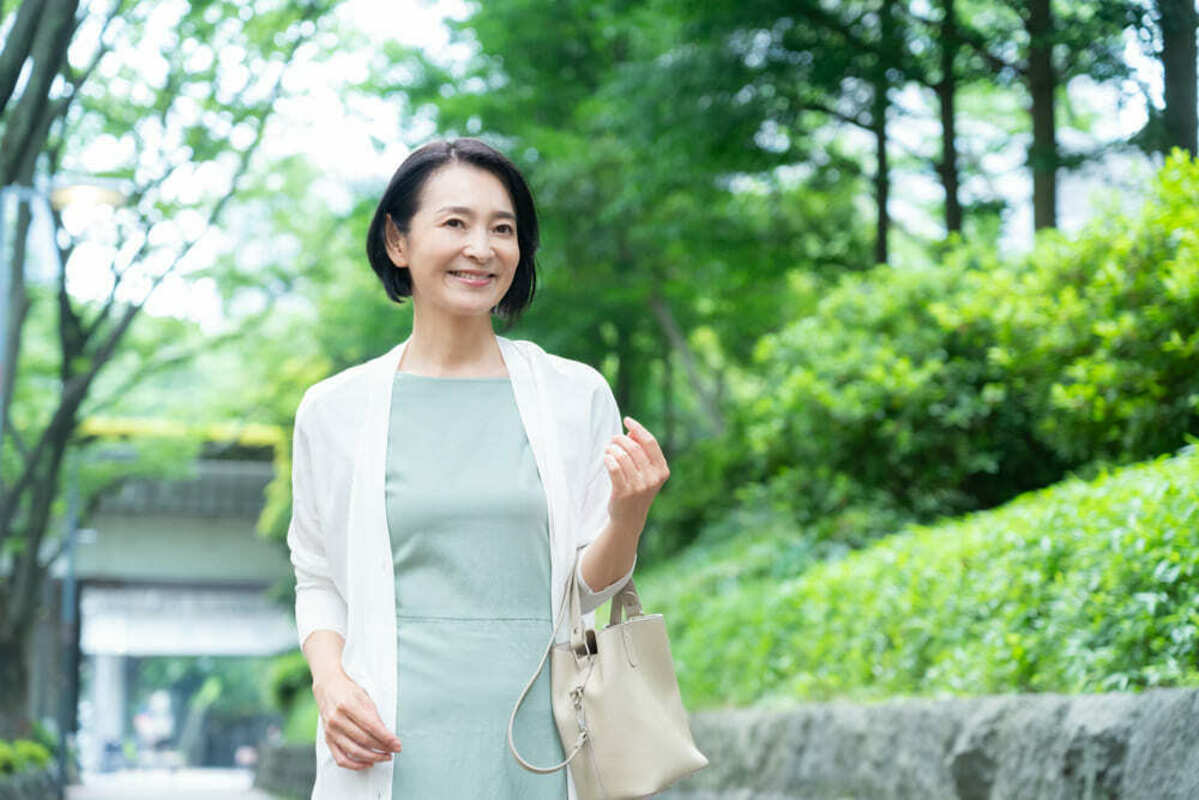 同窓会に向かう50代の女性