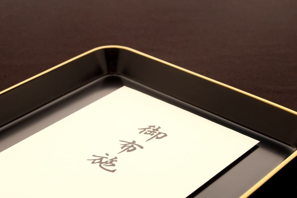 お布施の中袋の書き方を解説!一般的な相場とお金の入れ方もあわせてご紹介