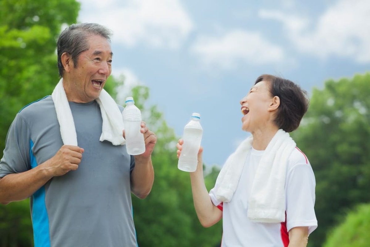 水分補給をする夫婦