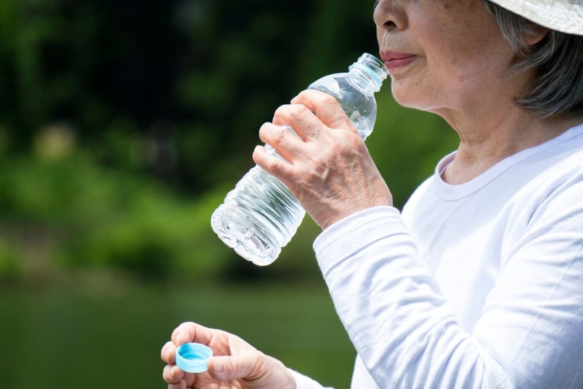 水分補給をする女性