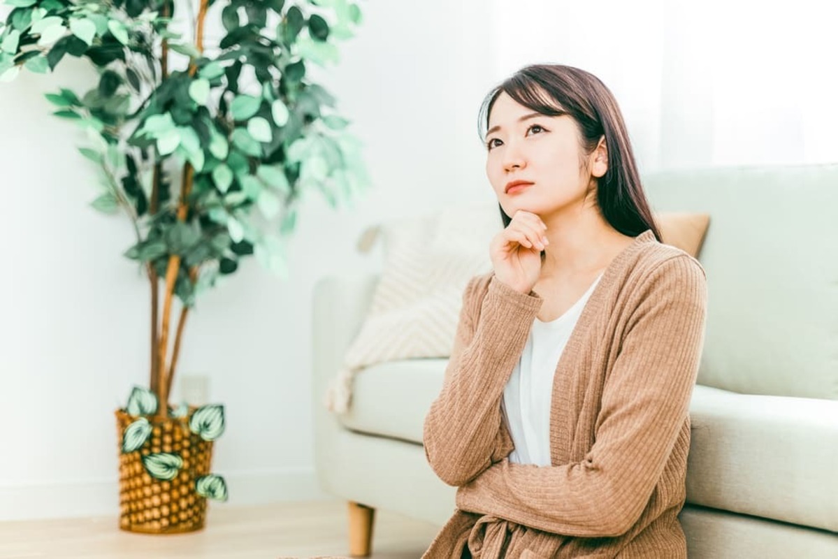 痩せる人と太る人の違いを考える女性