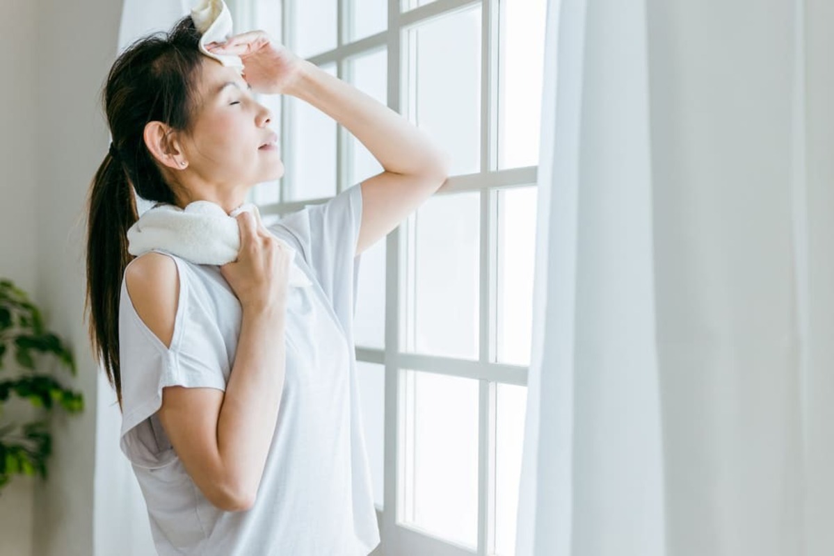 汗をかく女性
