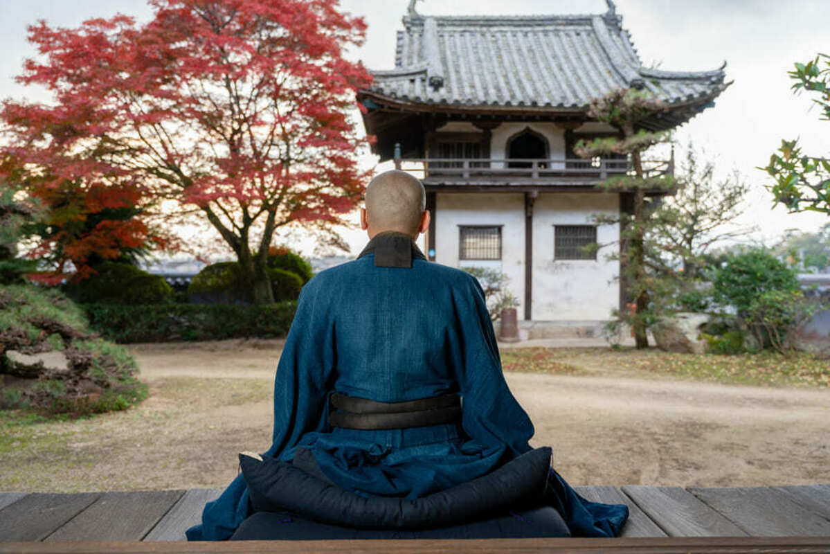 座禅をする僧侶