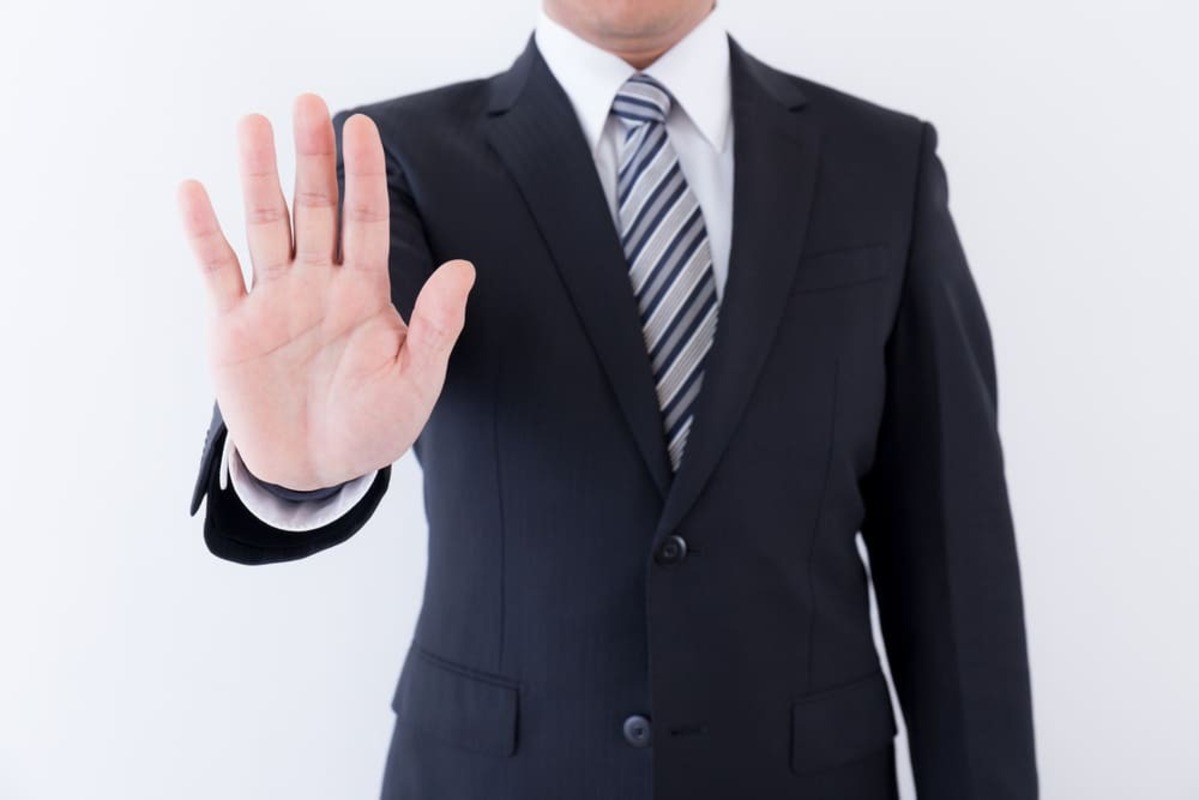 「ご尊父」の使い方を説明する男性