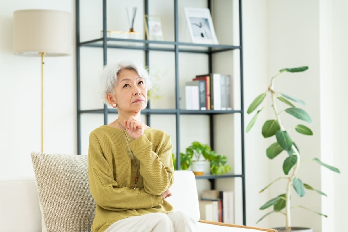 孤独死について考える女性