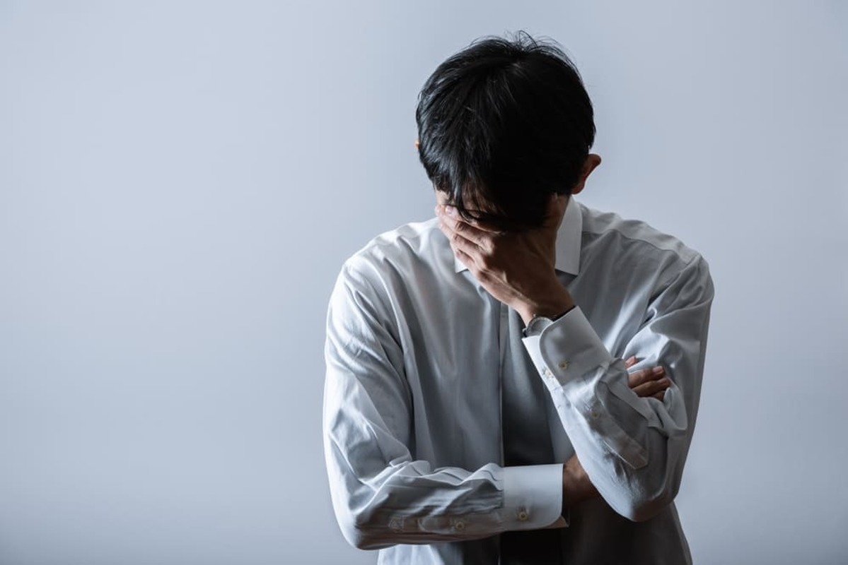 孤独死について悩む男性