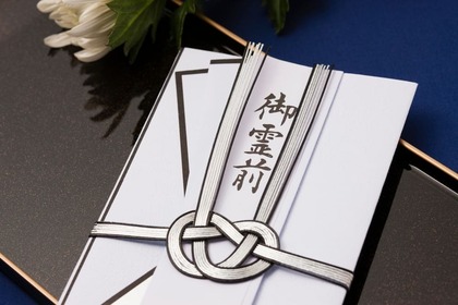 御供物料の封筒の書き方は？相場や香典との違いも紹介