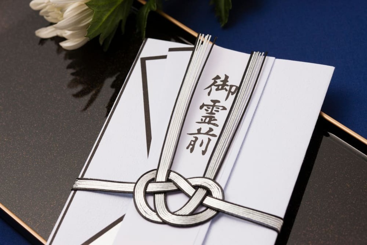 御供物料の封筒の書き方は？相場や香典との違いも紹介