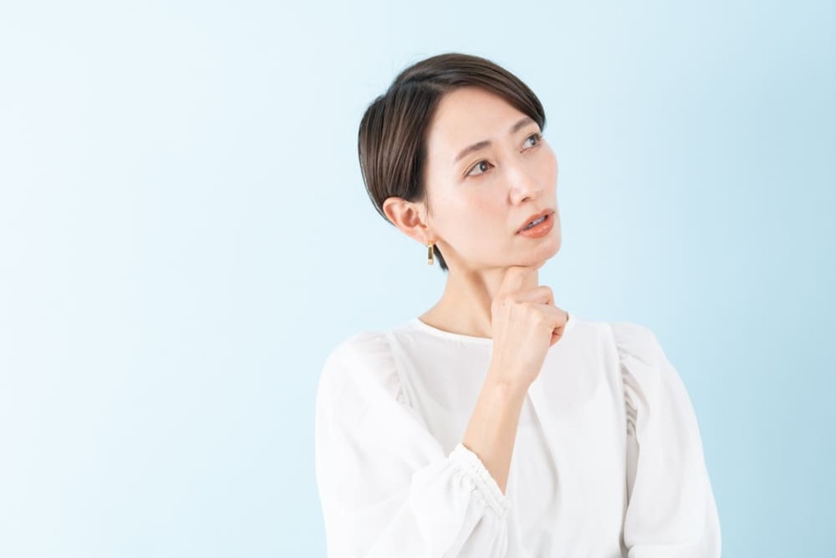 お線香代の渡し方について考える女性