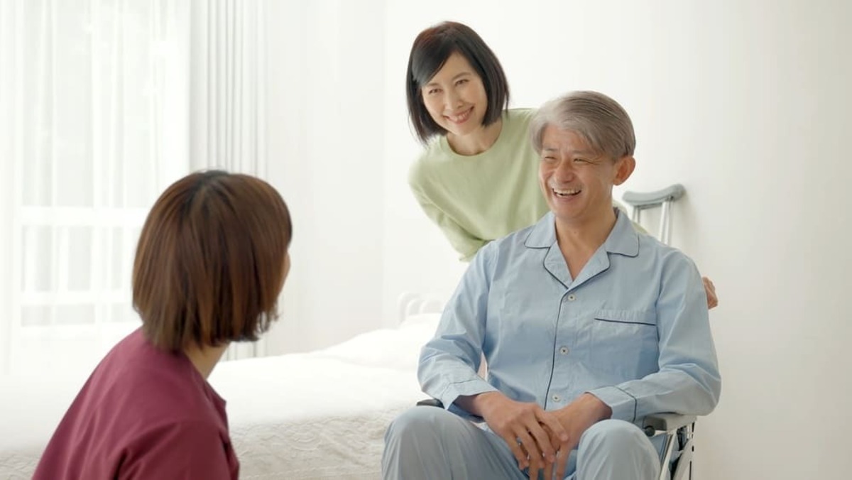 お見舞いに来た女性