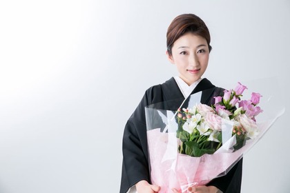 60代の女性が結婚式に参列する際の服装は？選び方やコーデを紹介