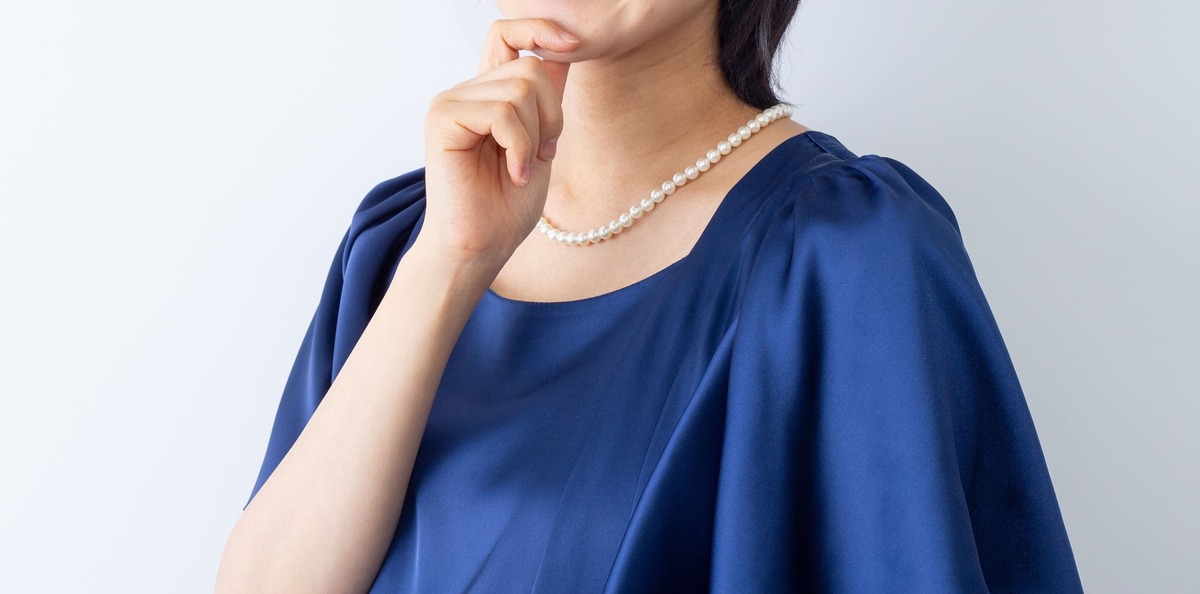 結婚式の服装を考える60代女性