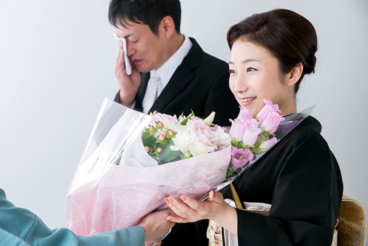 花束をもらう60代女性
