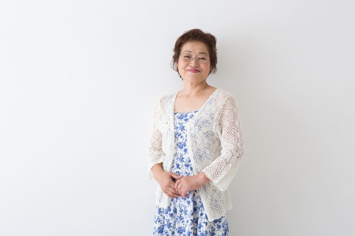 同窓会の服装を選ぶ60代女性