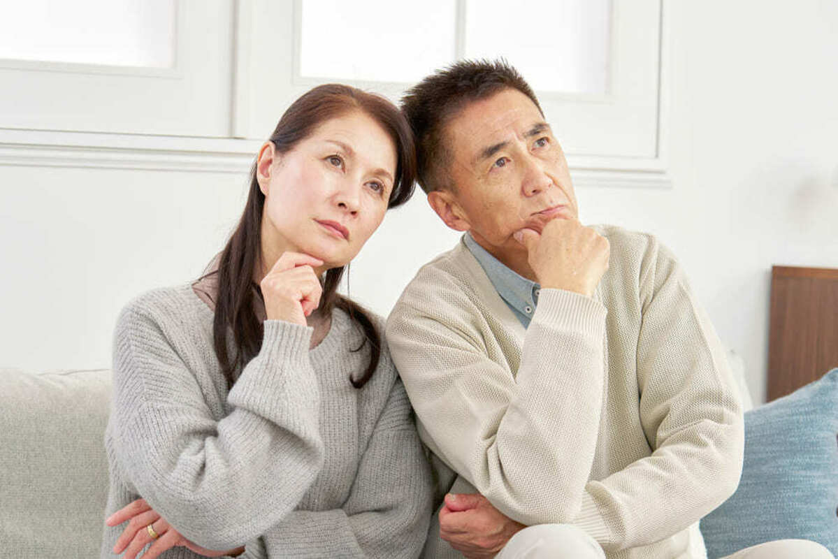 孫への誕生日メッセージを考える夫婦