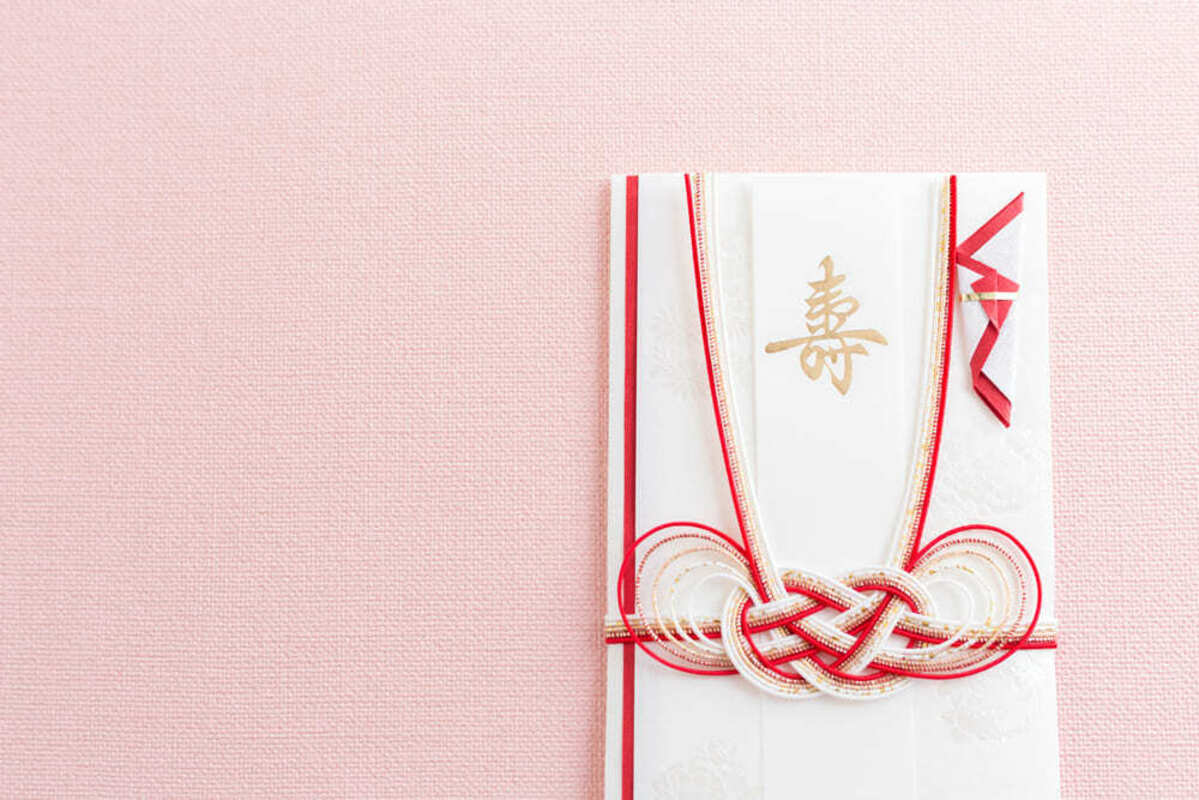 孫の結婚式のご祝儀とピンクの背景