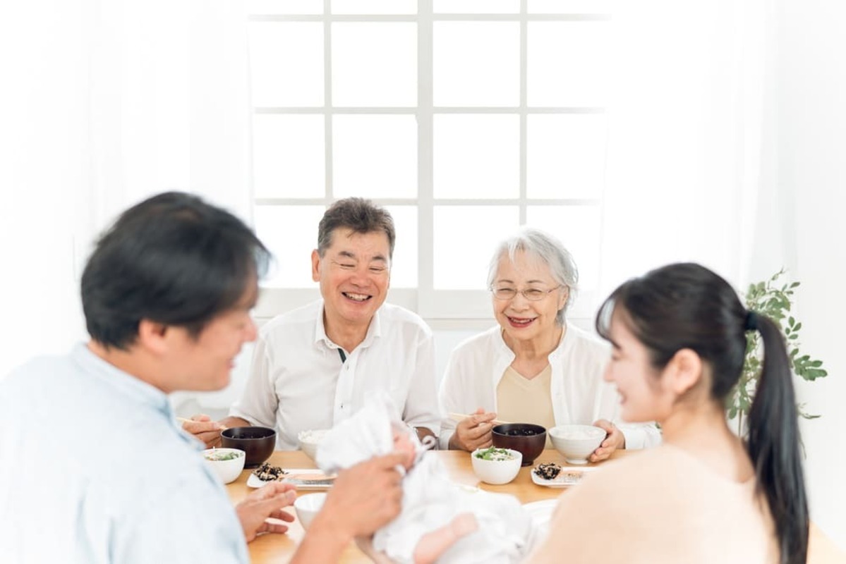 家族で食事をする