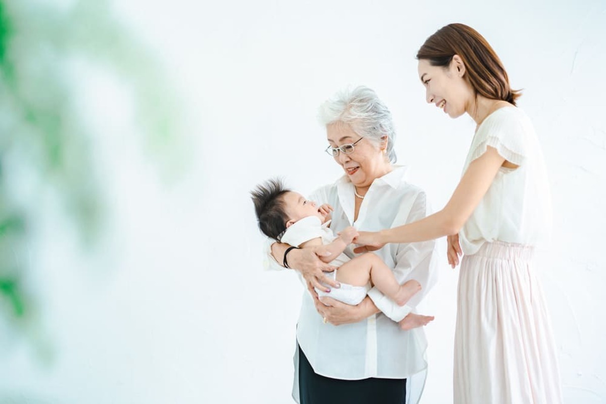 孫を抱く祖母
