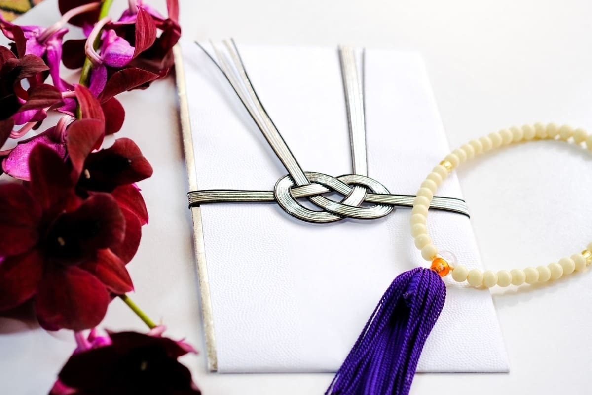 一周忌の香典完全ガイド|包む金額の相場、香典袋の書き方などのマナーを解説