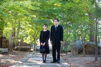 家族のみでの納骨、服装は喪服？時期や参列者に合わせて注意点を解説