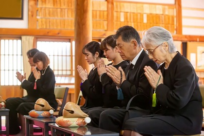 家族のみで行う法事に適切な服装は？基本マナーと男女別の注意点を解説
