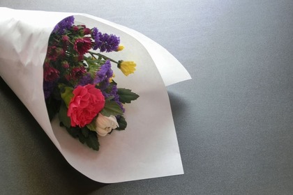「仏花」と「墓花」の違いとは？お供えに適した花の選び方とマナーを徹底解説