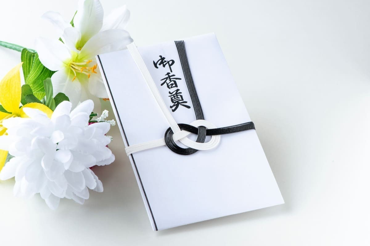 家族葬に参列しない時の香典はどうする？香典を送った方がよい場合や別の弔意の表し方も紹介
