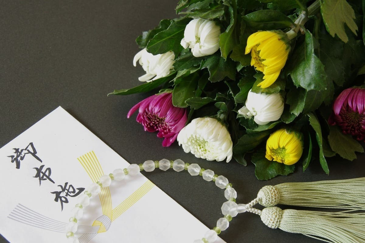 初盆のお布施はいくらにする?渡し方のマナーと初盆の流れについても解説