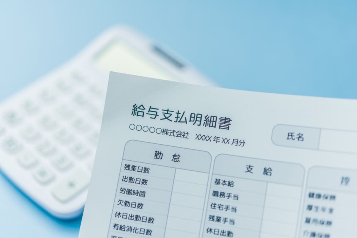 再雇用で給与が下がる理由は?定年退職後と前の待遇の違いや活用できる給付金制度を紹介