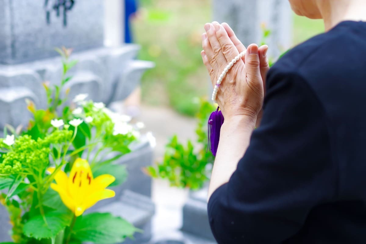 家族のみで納骨式を行う場合のガイド｜納骨の流れやマナー・注意点などを解説