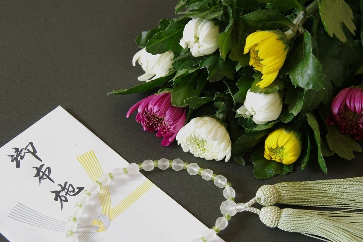 初七日法要のお布施の相場とマナーまとめ。適切な金額と書き方・包み方・渡し方は?