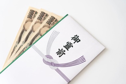 香典の相場はいくら？故人との関係性・年齢・法要の種類で異なる目安を解説