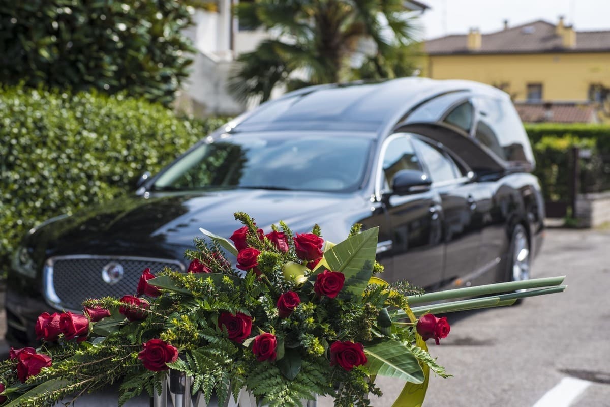 霊柩車を見たら親指を隠すのはなぜ？行動の由来や葬儀に関する他の言い伝えも紹介