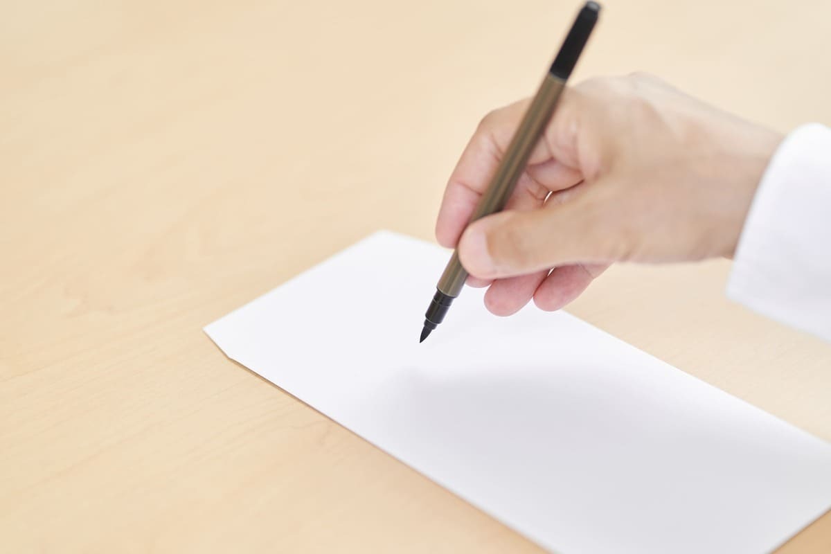 【葬儀後の挨拶】感謝の気持ちが伝わるお礼状の例文や注意したいマナーを解説