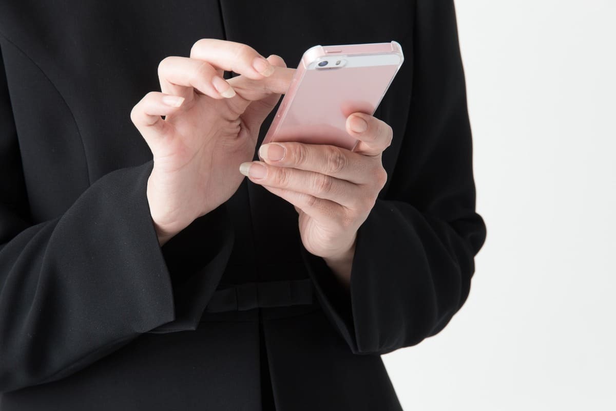 故人の友人への訃報連絡ガイド｜伝える手段やタイミング、例文などをご紹介