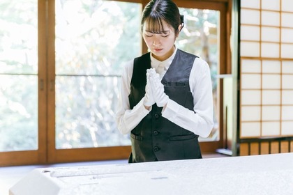 納棺時に相応しい服装とは？自宅や葬儀場など場所別にマナーを解説
