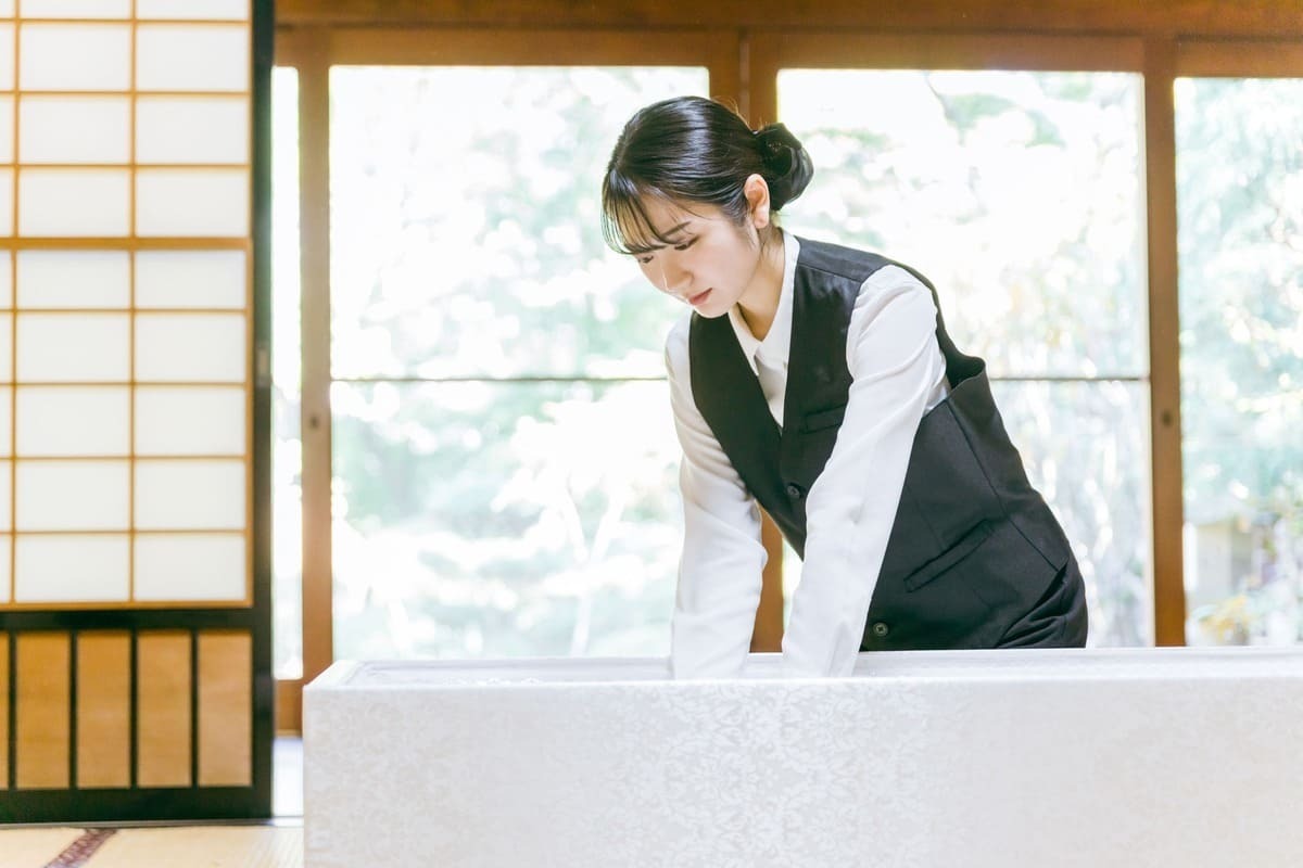 納棺する女性