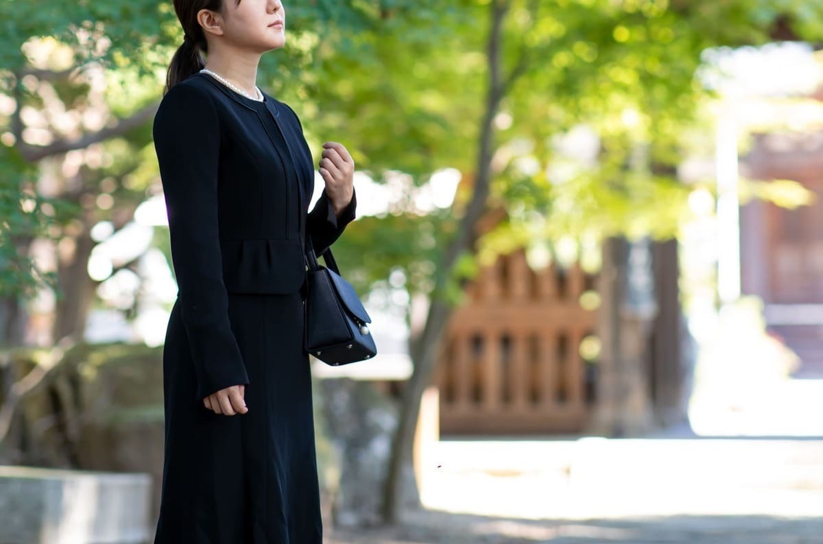 喪服を着た女性