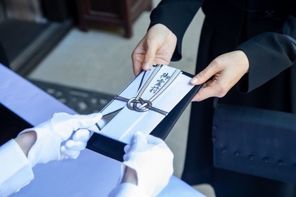 60代の香典相場はいくら？故人との関係別の金額やマナーを紹介