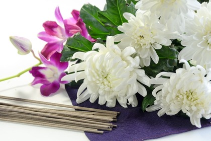 葬儀に贈る「供花」とは？種類から手配方法、マナーまでまとめて確認しよう